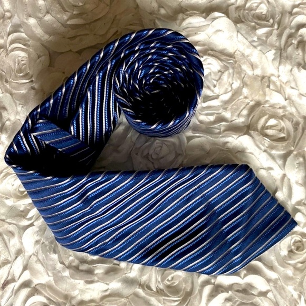 New Saks Fifth Avenue blue striped silk tie